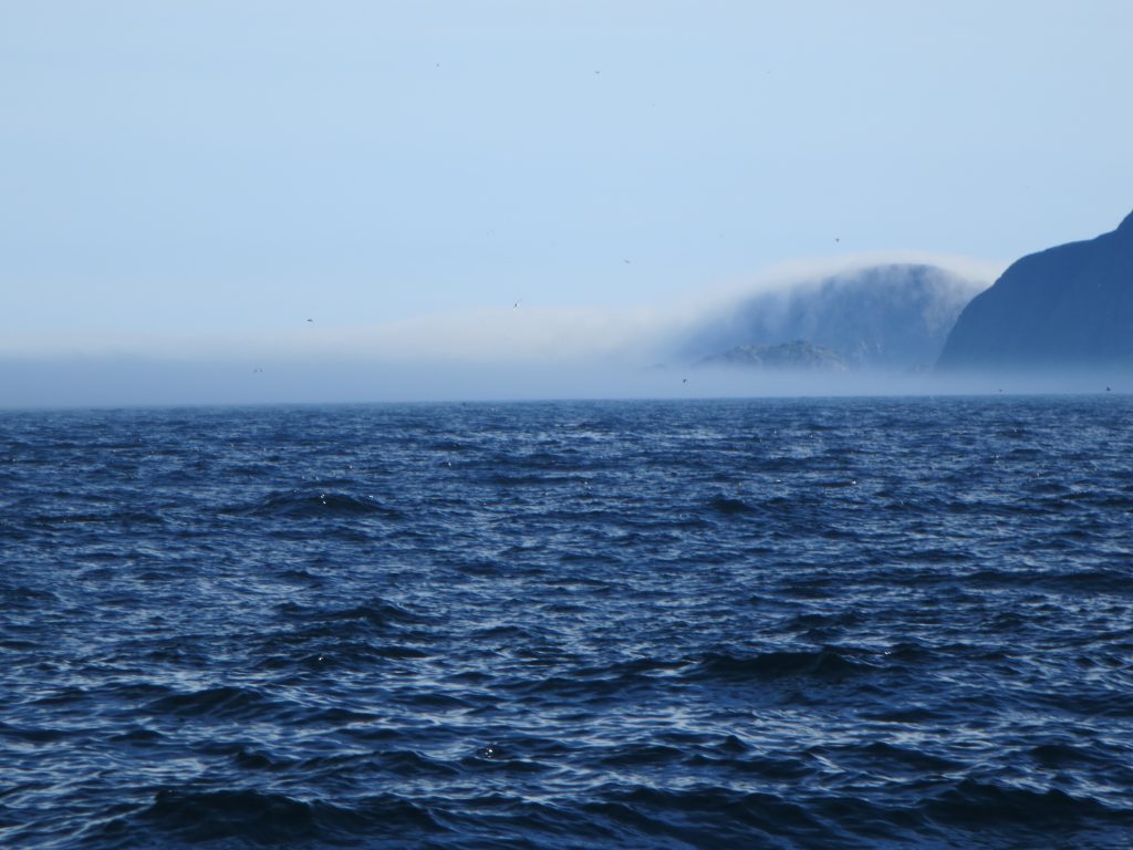 zeemist en mist boven eiland